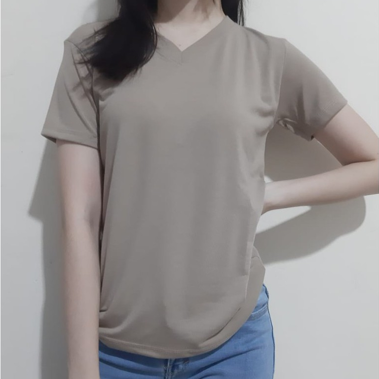 Foto POLOS kaos polos V -neck cewe